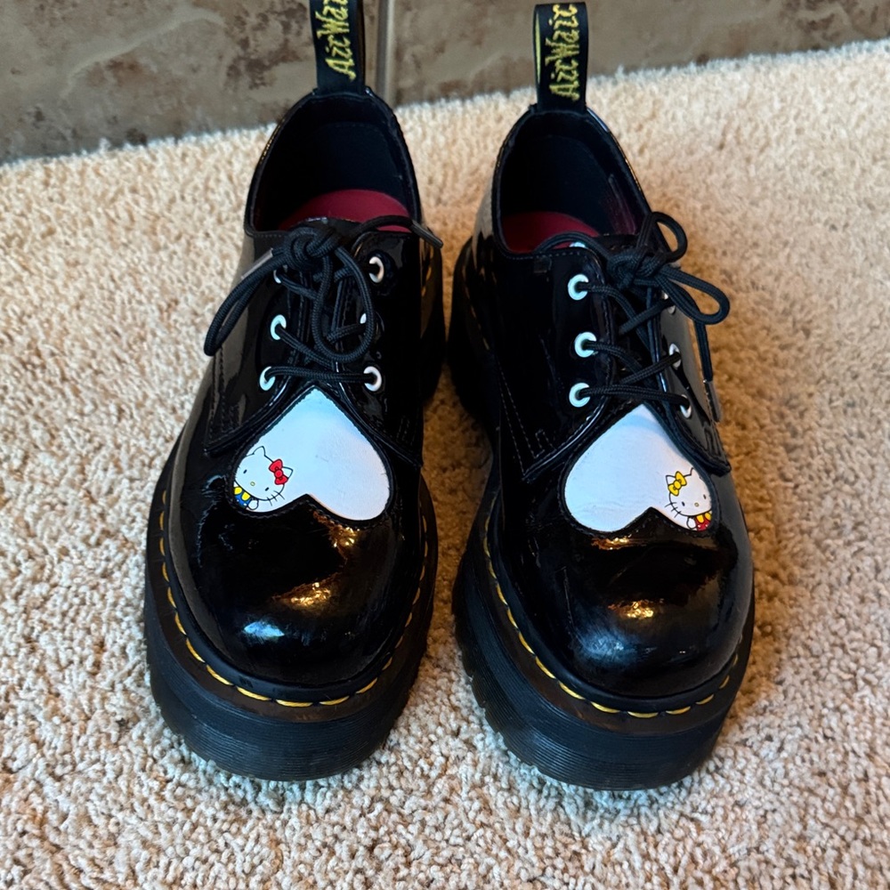 Dr. Martens 1461 WOMEN'S HELLO KITTY
PLATFORM PATENT SHOES - Picture 2 of 8